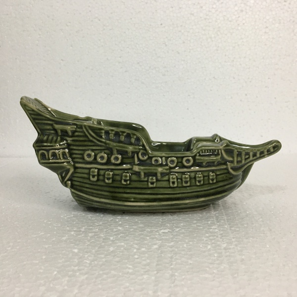 Antigo cinzeiro  no formato de embarcação,  em porcelana esmaltada na cor verde. Dimensões: 10 cm x 20 cm x 6 cm.