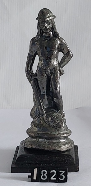 Mini escultura em metal de deus romano Marte, o deus da guerra. Carrega uma espada, e aos seus pés está uma cabeça decapitada. Medida: 11,5 cm.