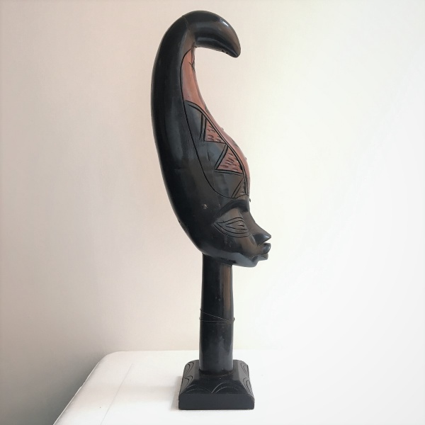 ARTE AFRICANA - Grandiosa e antiga escultura Africana em madeira nobre talhada à mão. Presença de restauro na parte superior. Dimensões: 70 cm x 20 cm x 15