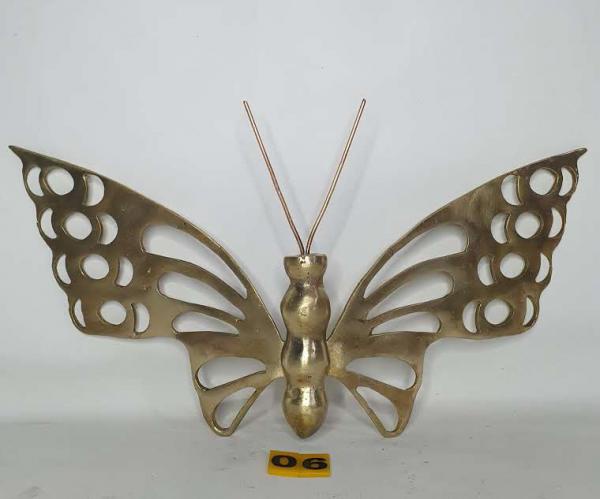 Exuberante borboleta em bronze polido, com riquíssimos detalhes e ostentando belíssimos vazados. Dimensões : 17x37 cm.