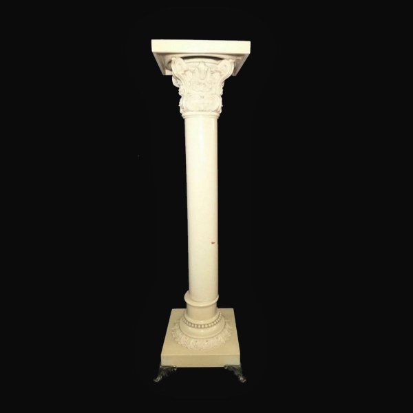 Antiga e robusta coluna Italiana em resina rematada com arabescos, florões e volutas. Pés trabalhados em bronze. Anel inferior com restauro. Dimensões: 106 cm altura / Base 32 cm x 32 cm.