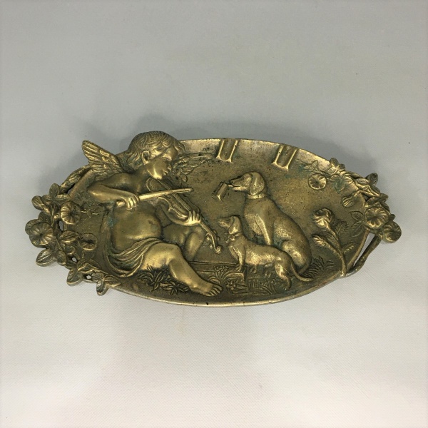 Antiga salva em bronze com decorações de querubim, cães e arranjos florais. Dimensões; 12 cm x 14 cm .