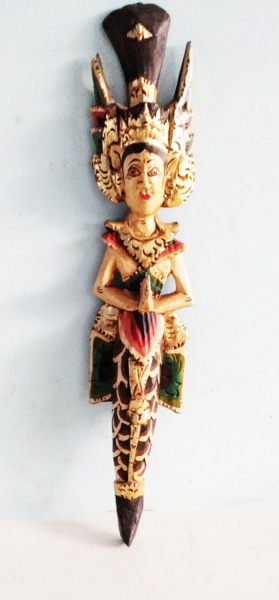 Escultura de madeira de origem balinesa denominada SITA medindo 55cm. Sita é uma personagem da Mitologia hindu, um avatar de Sri Lakshmi, a deusa hindu que denota bom sinal, boa fortuna, prosperidade, sucesso, felicidade. Ela é estimada como o modelo de virtudes femininas e para todas as mulheres hindus.