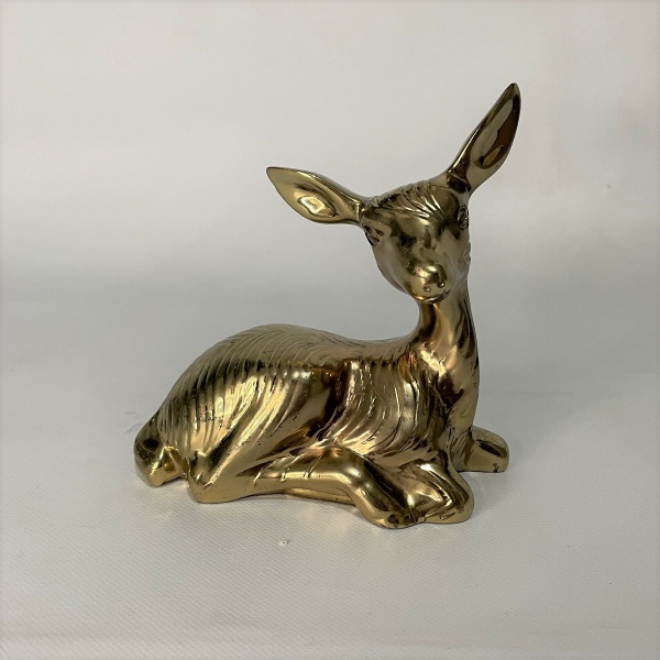 Delicado cervo em metal dourado , em posição de repouso. Com riquíssimos detalhes.