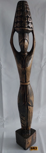 Grande escultura esculpida a mão em madeira nobre representando " Mulher carregando jarro " ricamente policromado. Med.: 77 cm.
