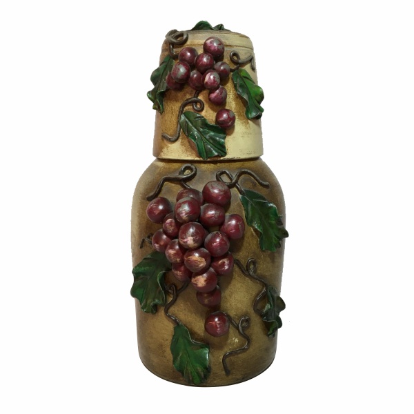 Antiga garrafa em cerâmica, possivelmente de origem Portuguesa, ricamente decorada com cachos de uva. Presença de desgastes. Dimensões: 27 cm