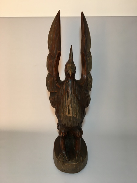 Grandiosa águia esculpida em bloco de madeira com belíssimos detalhes. Dimensões: 65 cm x 20 cm x 20 cm / 3,7 kg.