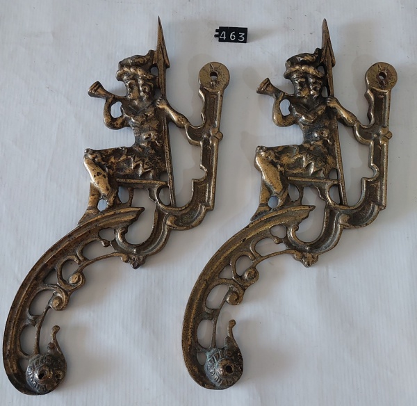 Antigo e belo par de adornos em bronze dourado, estilo Luís XV, ornado com partes vazadas, figuras medievais diferentes na frente e verso. Ricos detalhes. DImensões: 23 cm.