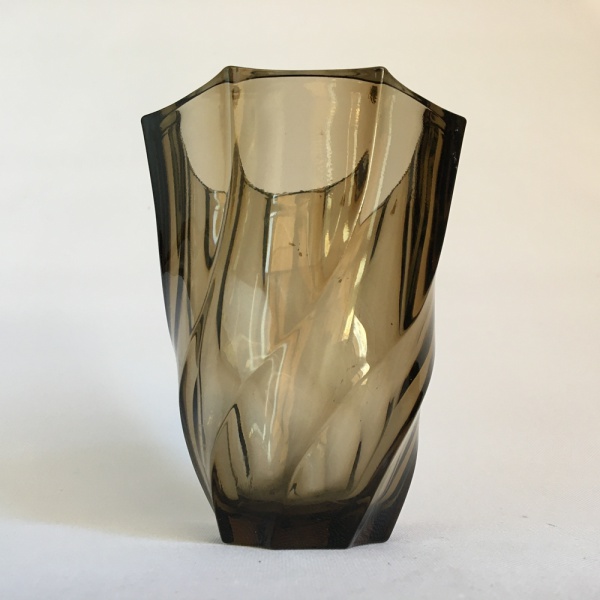 FRANCE - Vaso  em vidro fume com linhas retorcidas. Dimensões: 13 cm x 11 cm.