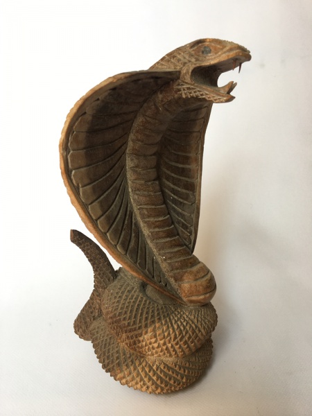 Delicada cobra em madeira talhada. Dimensões: 16 cm