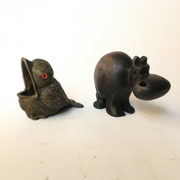 Hipopótamo em madeira e passáro em metal. Maior peça : 6 cm x 9 cm.