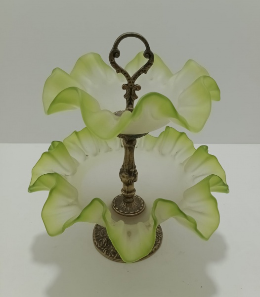 Belíssima fruteira com estrutura em bronze com dois estágios em vidro na cor verde com bordas em