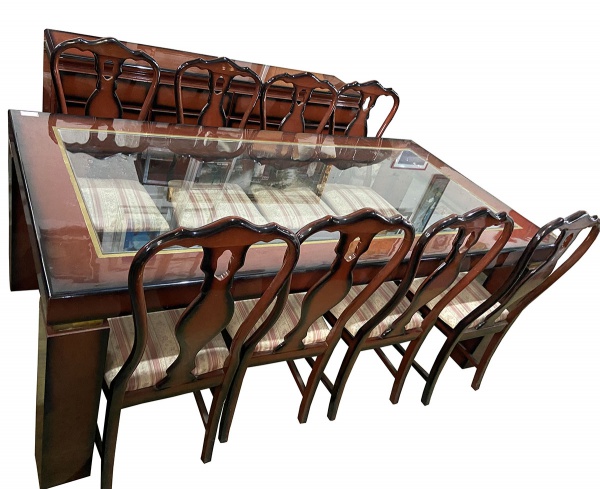 Sala de jantar. Mesa de madeira com tampo de vidro, 220 x 110 x 82 cm de altura;  8 cadeiras e buffe