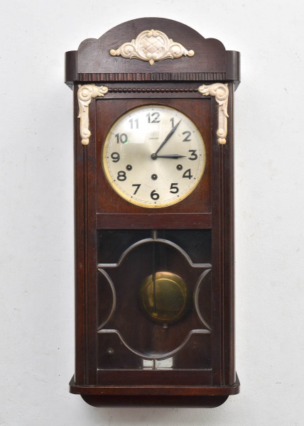 JUNGHANS - Antigo relógio de parede carrilhão, manufatura Junghans, em perfeito estado de funcionamento, com caixa em madeira de lei. Medidas aproximadas: altura 78 cm e largura 34 cm.*