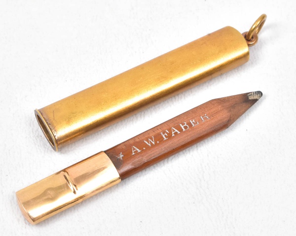 Lápis com adorno em ouro com inscrição " Alberto 27 - 8 - 1904 " Medida : 6 cm ; Peso 3 gramas.