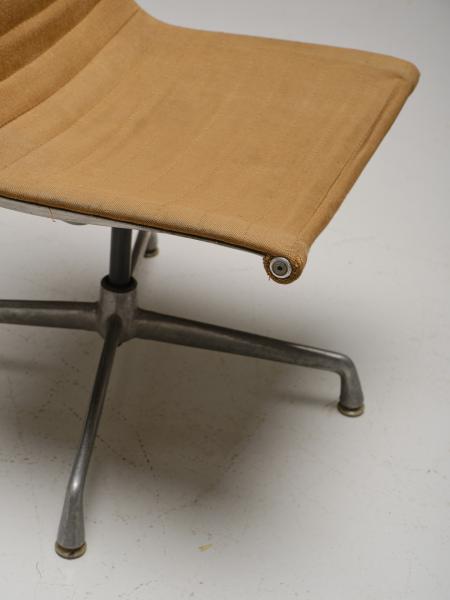 Charles & Ray Eames (Herman Miller) - Cadeira giratória sem braços