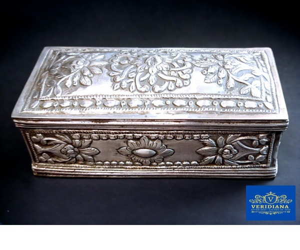 Porta-joias em prata de lei contrastada, no formato retangular, com rica decoração floral, medindo 4x10x4.7 cm.