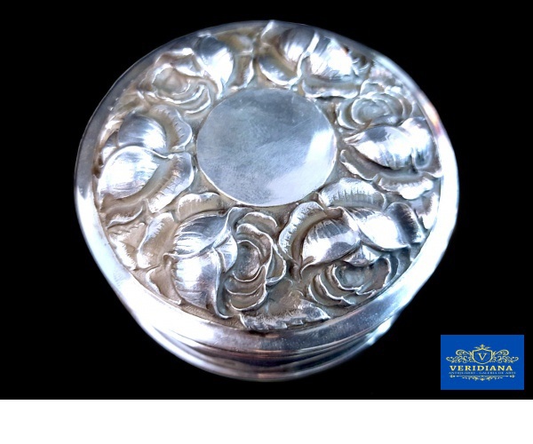 Porta-joias em prata de lei contrastada, redondo, decoração em rosáceas, medindo 5x9,5 cm de diâmetro.