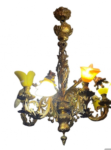Lustre estilo Luis XV em bronze dourado representando sexto de flores mangas e pasta de vidro amarel