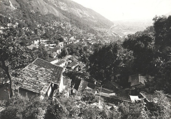 Fotografia -  Vista parcial da favela da Rocinha. Rio de Janeiro. Dimensões 20 X 25 cm. Bem conservada.