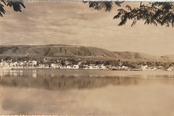 Fotografia: Lagoa do Paulino, e a Serra de Sta. Helena, ao fundo, com um patamar no M. de Sete Lagoas - Minas Gerais. Dimensões 12,0 X 18,0 cm. Bem conservada.
