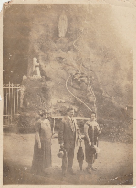 Antiga fotografia da Gruta nacional de Lourdes. França, 1926. Dimensões 12 X 18 cm. Conservada.