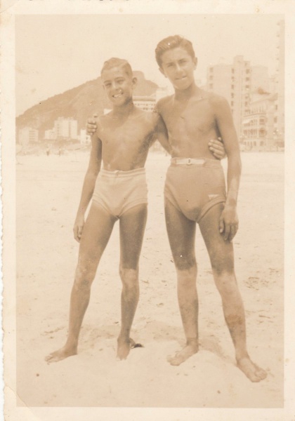 Fotografia de banhistas na praia de Copacabana. Rio de Janeiro. Dimensões 12 X 18 cm. Bem conservada.