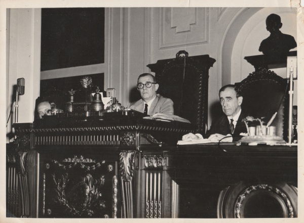 Fotografia: Senador Francisco de Sá Tinoco em sessão do Senado Federal, 1952. Senador, ministro do Tribunal de Contas e deputado federal pelo Rio de Janeiro. Dimensões 18 X 24 cm. Bem conservada.