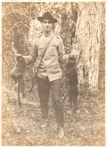 Caçador com macaco e lontra. Fotografia datada da Fazenda da Cascata. Est. do Rio, 1925. Dimensões 18 X 24 cm. Conservada VIDE FOTO.