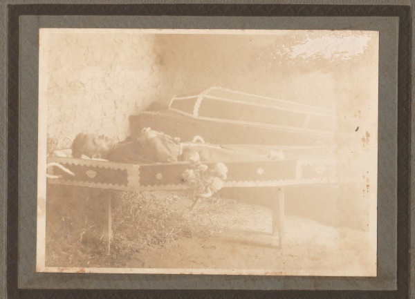 POST-MORTEM: Fotografia de morto no esquife, com o seguinte apontamento; "Faleceu o meu pai a 9 de agosto de 1944". Dimensões 12 X 16 cm. Bem conservada.