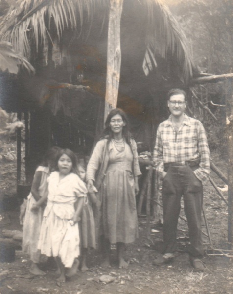 Fotografia retratando mulheres e crianças indíginas, no verso algumas informações; Rio Capibaribe, Rio Branco, junho de 59. Dimensões  9 X 11,5 cm. Bem conservada.