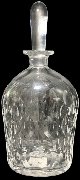 Belíssima garrafa em cristal de altíssima qualidade, assinada e datada ao fundo. Medida: 24x10,5x6cm