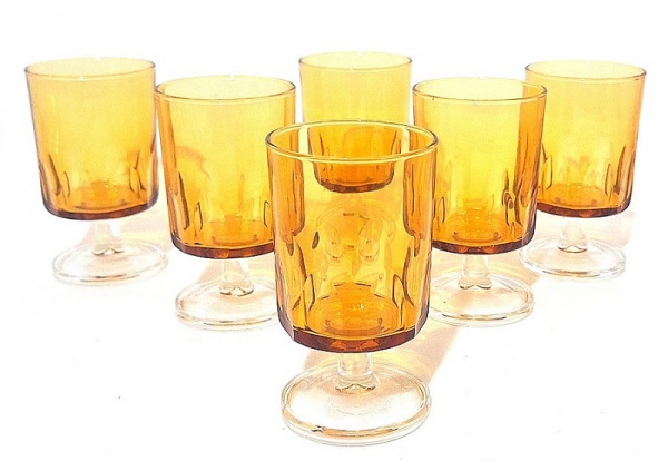 FRANCE- Elegante conjunto com 6 taças para vinho em demi cristal FRANCÊS, da década de 50/60 , bojo na cor âmbar sobre base circular translucida, com marca em crivo na base. Med. 10,5cm alt x 5,5cm larg