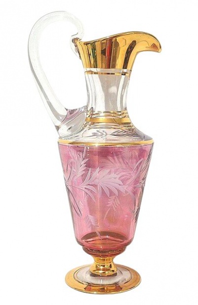 DÉCADA DE 40/50-Maravilhosa jarra decanter de pé alto em demi cristal lavrado com ramagens de folhas em barrado rosa fuscia com vasta  perfeita douração a ouro 24k. Med. jarra-33,5cm alt x 16cm larg