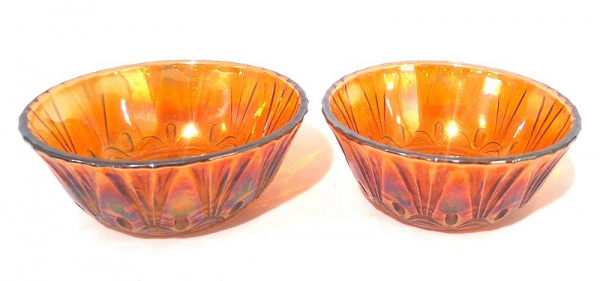 DÉCADA DE 30/40- CARNIVAL GLASS- Par de bowls em pasta de vidro, na cor de fogo com ornamentação de leques, perolados , curvas e flor. Med. 10,9cm diâm x 4,3cm alt