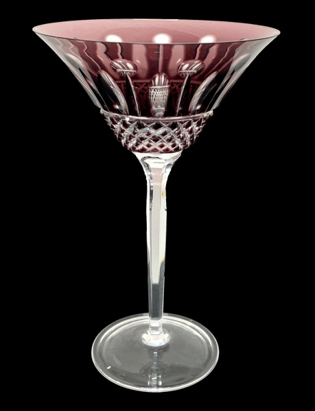 Fina Taça lapidada a mão Strauss cor vinho. As peças da Strauss são feitas à mão com o mais puro cristal. O processo é completamente artesanal, inclusive da lapidação. Medidas 20,5 cm altura