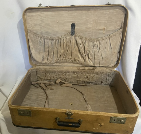 Antiga mala de viagem na cor clara, com fecho funcionando. Med. 71 x 46 x 21cm