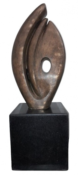 Grande e linda escultura labareda em bronze patinada de dourado, sobre base de mármore preta. Assinado Bruno Giorgi.  Altura total: 90 cm: medidas da escultura: 60 x 30 x 12 cm: medidas da base: 30 x 30 x 30 cm.