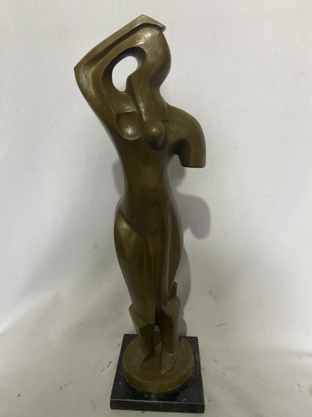 Escultura representando figura feminina, em bronze, sobre base de mármore. assinado. Altura: 60 cm: base: 19 x 19 cm.