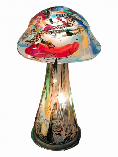 RAVAGNANI - Grande luminária em pasta de vidro, decoração abstrata multi colorida, base cilíndrica, cúpula removível estilo cogumelo, acabamento em metal dourado. Altura: 88 cm: medidas da base: 30 cm: medidas da cúpula: 50 cm.