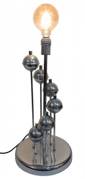 Luminária para uma lâmpada, confeccionada em metal cromado, contendo seis hastes terminando com esferas, sobre base redonda. Medidas: 67 x 26 cm. Funcionando.