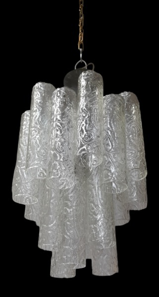 Luminária de teto para quatro lâmpadas, contendo 20 tubos cilíndricos em vidro translúcido, com ranhuras. Altura: 55 cm: largura: 35 cm. Acompanha corrente.