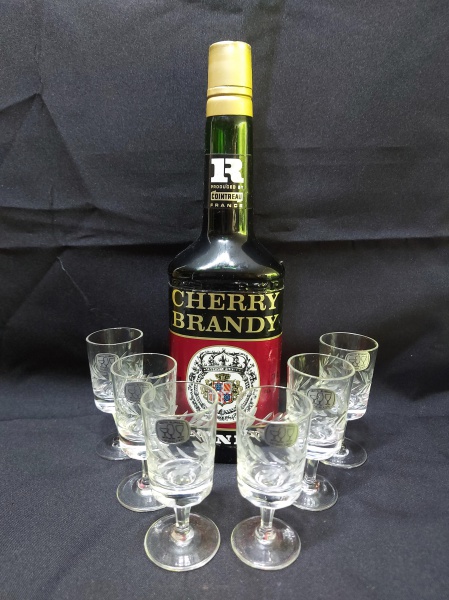 Garrafa lacrada, Cherry Brandy Regnier com 6 taças de licor em cristal lapidado, selado Blumenau.