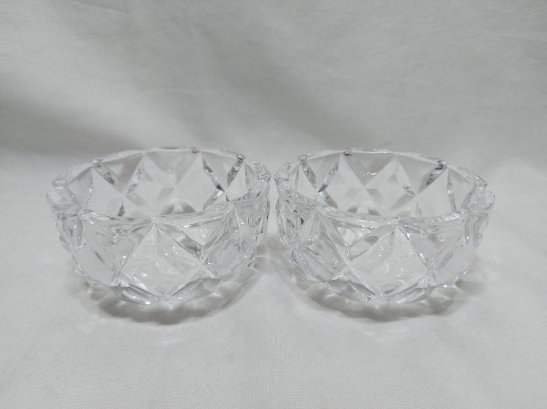 Par de bowls  em cristal ricamente trabalhado. Medindo 11cm x 6,5cm de altura.