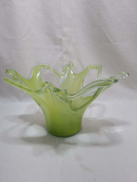 Cachepot, centro de mesa em cristal verde, selado Cristalli, artesanato em cristal. Medindo 28cm x 17cm.