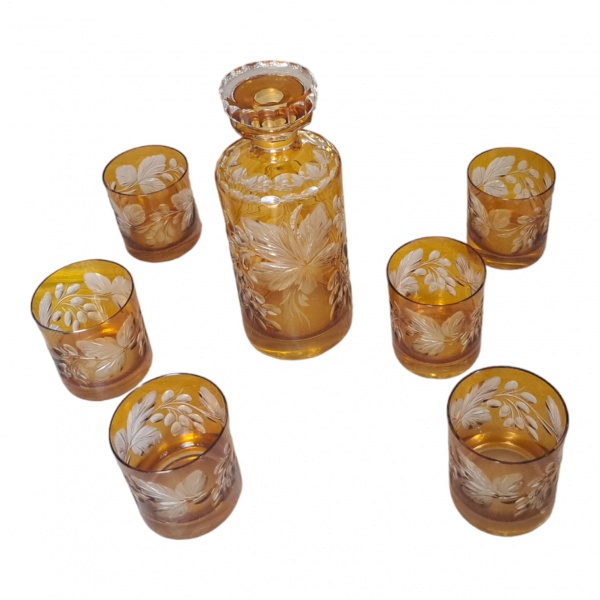 Garrafa e seis copos para whisky em cristal lapidado na cor âmbar, Alt. 25, Diam. 11 cm.