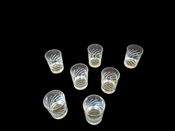 Sete copos para whisky em cristal  lapidado, Alt. 10, Diam. 8 cm.