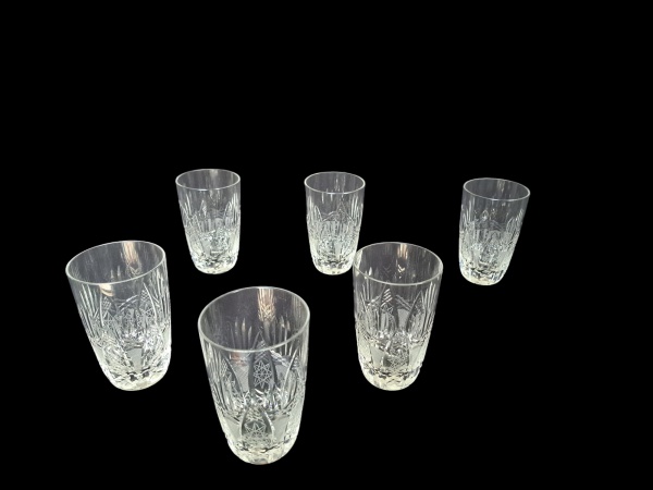 Seis copos para água em cristal translúcido lapidado, Alt. 12, Diam. 7 cm.
