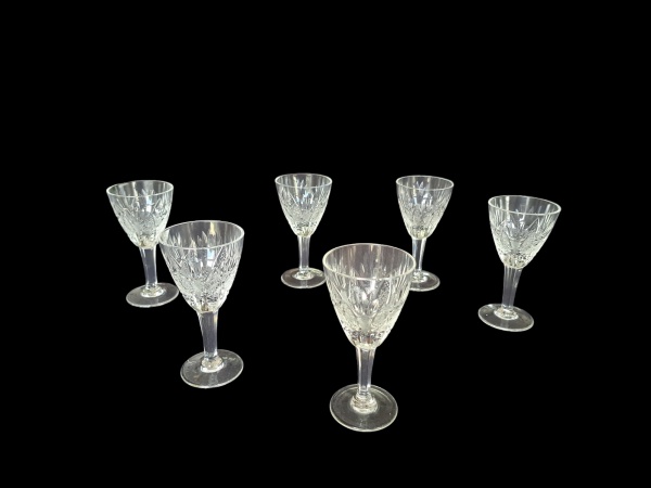 Seis taças para vinho do Porto em cristal translúcido lapidado, Alt. 12, Diam. 6 cm.
