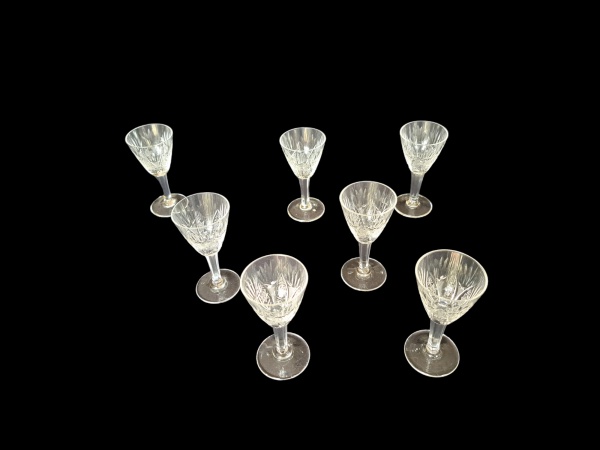 Sete taças para vinho do Porto em cristal translúcido lapidado, Alt. 12, Diam. 6 cm.